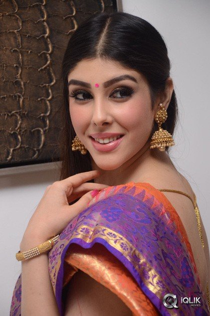 Aditi-Singh-At-Kalamandir-6th-Anniversary-Celebrations